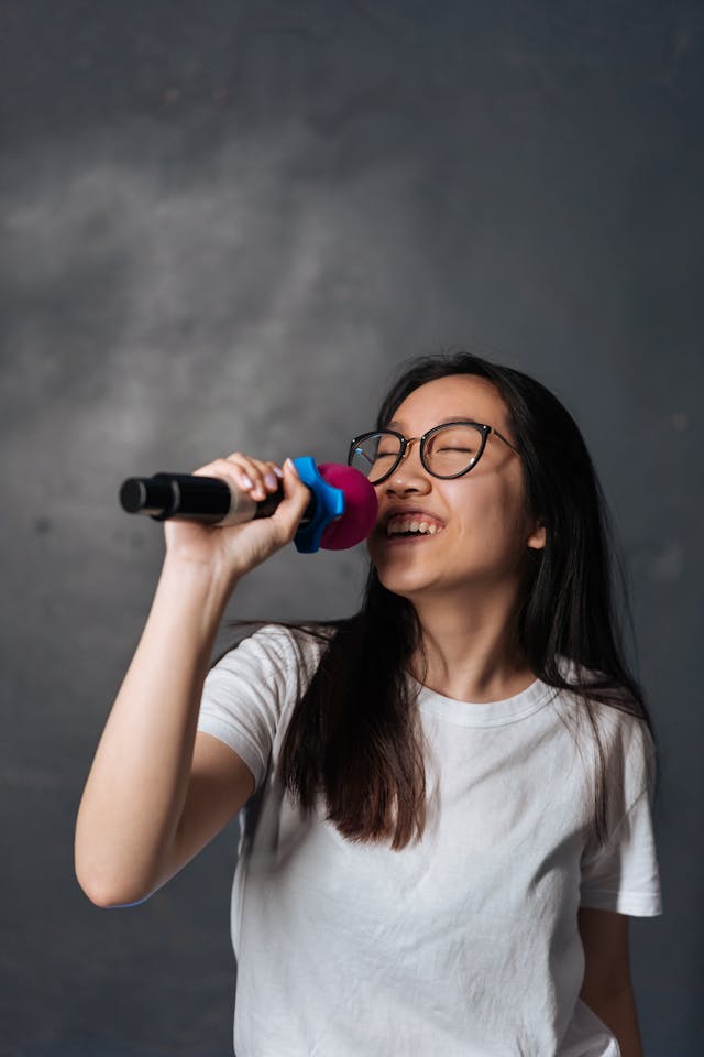 【ご質問】海外在住！カラオケアプリ使っての配信は楽曲申請だけでいい？