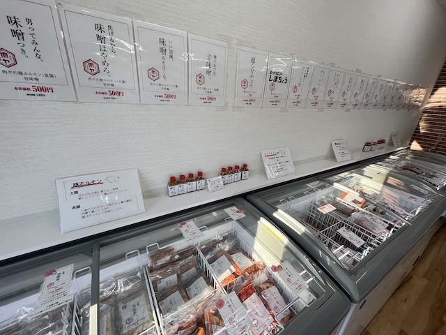 「肉屋の肉ヤ」に学ぶ：工場内製×無人販売×ネーミングで“買いやすさ”を設計する方法